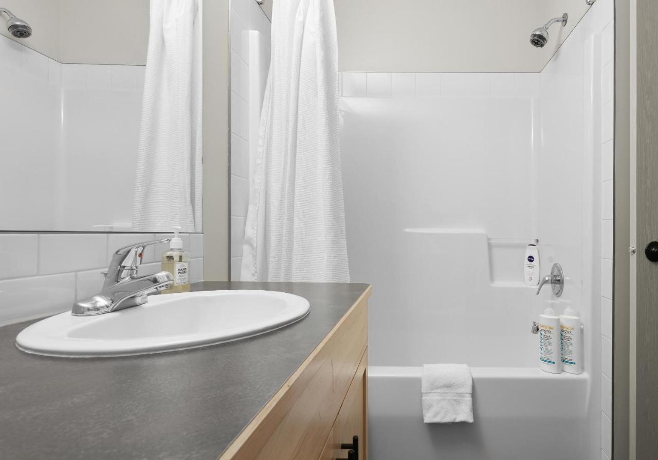Newly Renovated Grizzly Lodge, Spacious 3Br 2Ba With Open Pool, Hot Tub Canmore Dış mekan fotoğraf